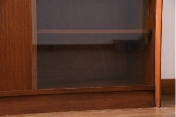 北欧家具　イギリスビンテージ　HERBERT E. GIBBS(ハーバート・E・ギブス)　木のぬくもりと洗練されたデザインが魅力のキャビネット(収納棚、本棚、サイドボード)