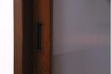 ラフジュ工房オリジナル　古い建具の枠が味わい深い横長のリビングボード(収納棚、戸棚)