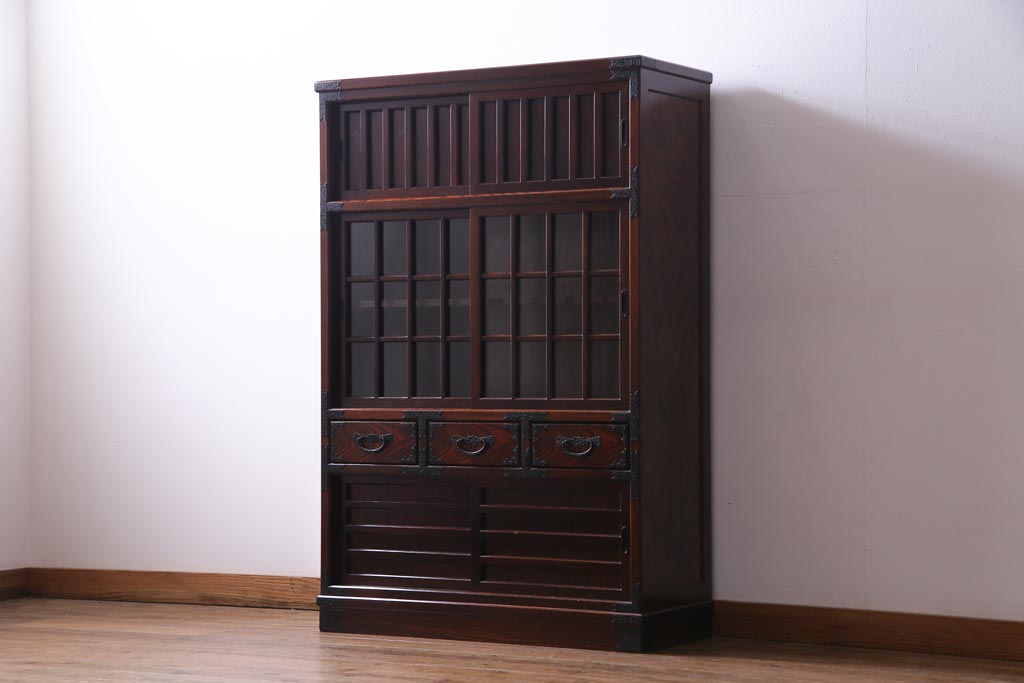 中古　志太民芸家具　モダンなガラス引き戸が魅力的な格子茶たんす(水屋、和箪笥)