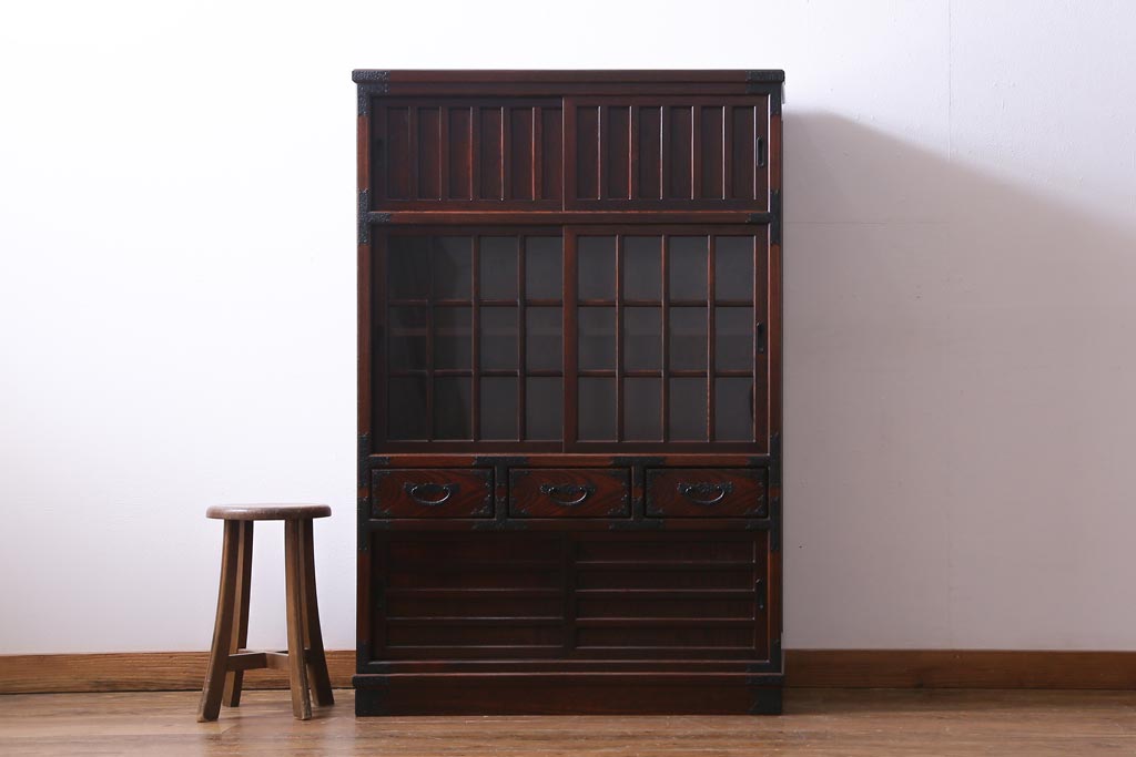 中古　志太民芸家具　モダンなガラス引き戸が魅力的な格子茶たんす(水屋、和箪笥)