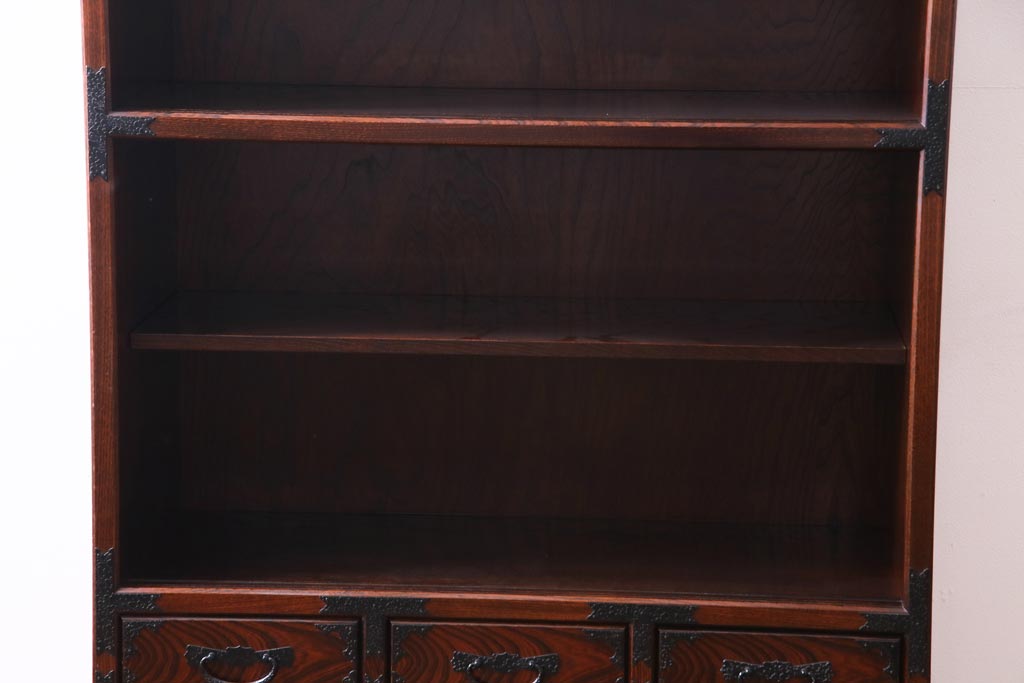 中古　志太民芸家具　モダンなガラス引き戸が魅力的な格子茶たんす(水屋、和箪笥)