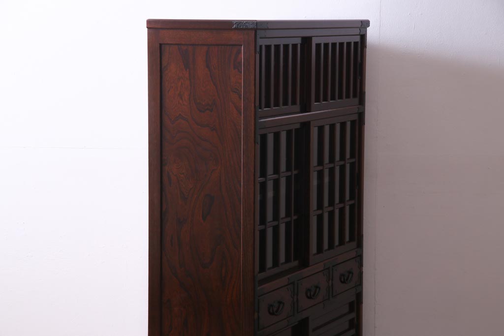 中古　志太民芸家具　モダンなガラス引き戸が魅力的な格子茶たんす(水屋、和箪笥)