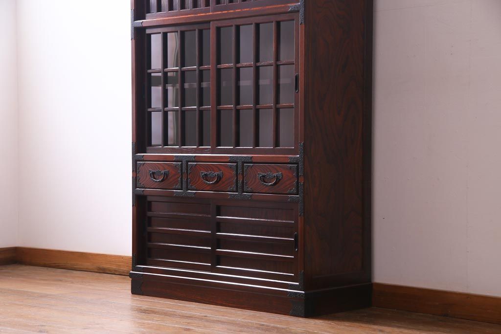 中古　志太民芸家具　モダンなガラス引き戸が魅力的な格子茶たんす(水屋、和箪笥)