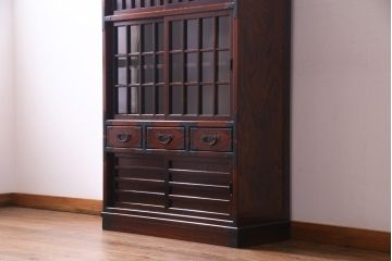 中古　志太民芸家具　モダンなガラス引き戸が魅力的な格子茶たんす(水屋、和箪笥)