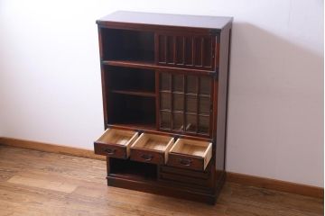 中古　志太民芸家具　モダンなガラス引き戸が魅力的な格子茶たんす(水屋、和箪笥)