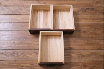 中古　志太民芸家具　モダンなガラス引き戸が魅力的な格子茶たんす(水屋、和箪笥)