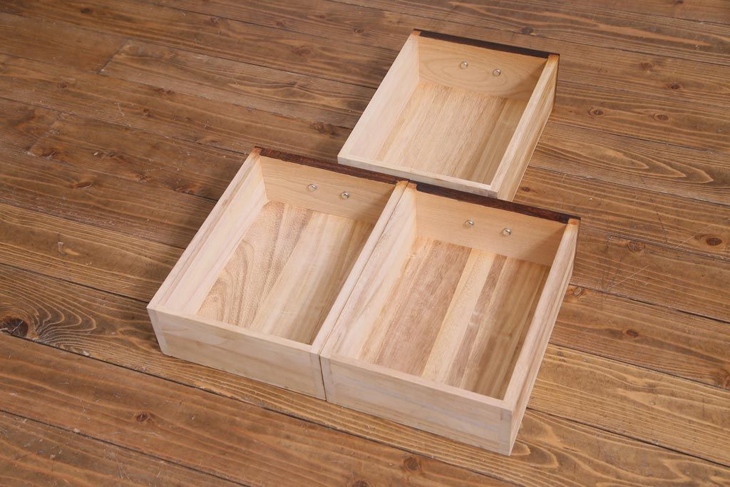 中古　志太民芸家具　モダンなガラス引き戸が魅力的な格子茶たんす(水屋、和箪笥)