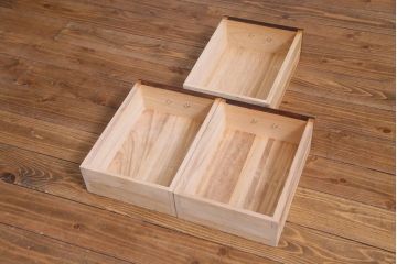 中古　志太民芸家具　モダンなガラス引き戸が魅力的な格子茶たんす(水屋、和箪笥)