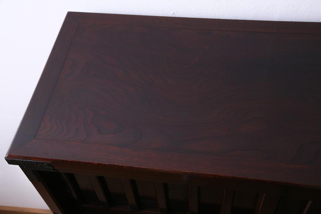 中古　志太民芸家具　モダンなガラス引き戸が魅力的な格子茶たんす(水屋、和箪笥)