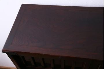 中古　志太民芸家具　モダンなガラス引き戸が魅力的な格子茶たんす(水屋、和箪笥)