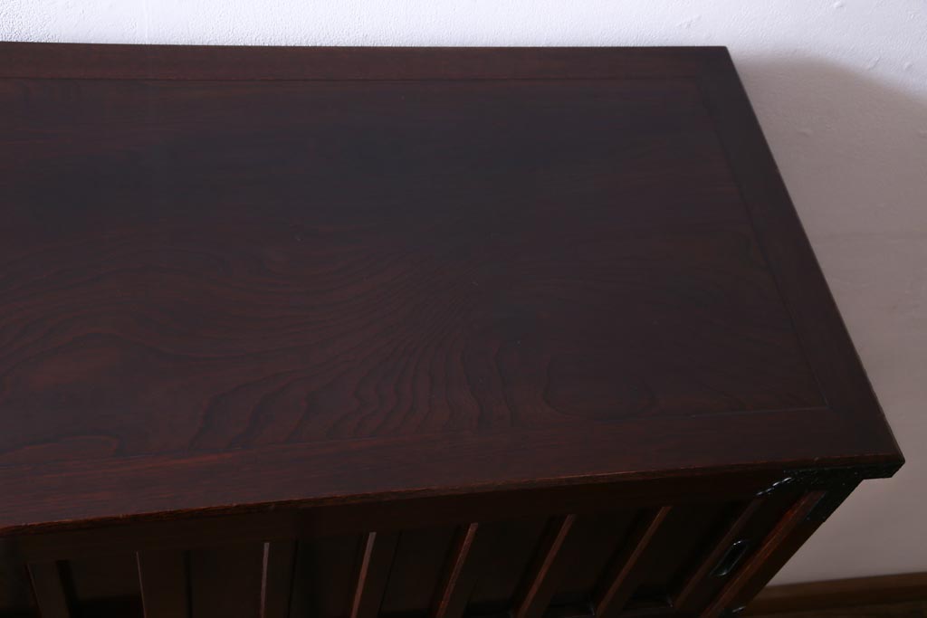 中古　志太民芸家具　モダンなガラス引き戸が魅力的な格子茶たんす(水屋、和箪笥)