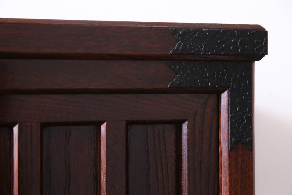 中古　志太民芸家具　モダンなガラス引き戸が魅力的な格子茶たんす(水屋、和箪笥)