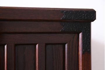 中古　志太民芸家具　モダンなガラス引き戸が魅力的な格子茶たんす(水屋、和箪笥)