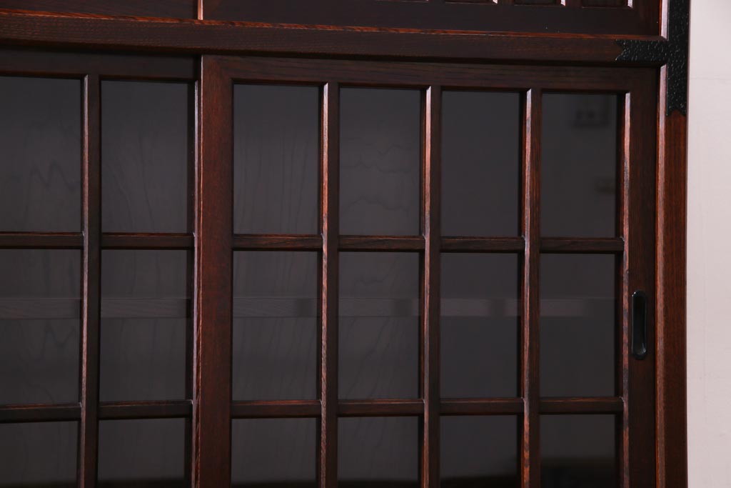 中古　志太民芸家具　モダンなガラス引き戸が魅力的な格子茶たんす(水屋、和箪笥)