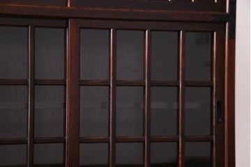 中古　志太民芸家具　モダンなガラス引き戸が魅力的な格子茶たんす(水屋、和箪笥)