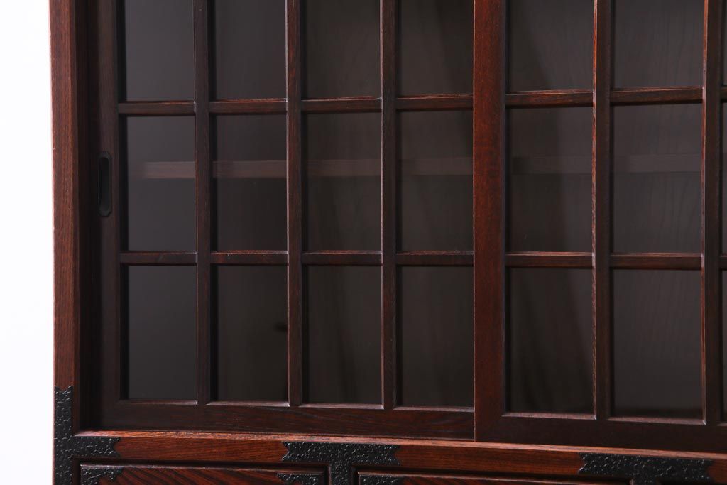 中古　志太民芸家具　モダンなガラス引き戸が魅力的な格子茶たんす(水屋、和箪笥)