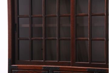 中古　志太民芸家具　モダンなガラス引き戸が魅力的な格子茶たんす(水屋、和箪笥)