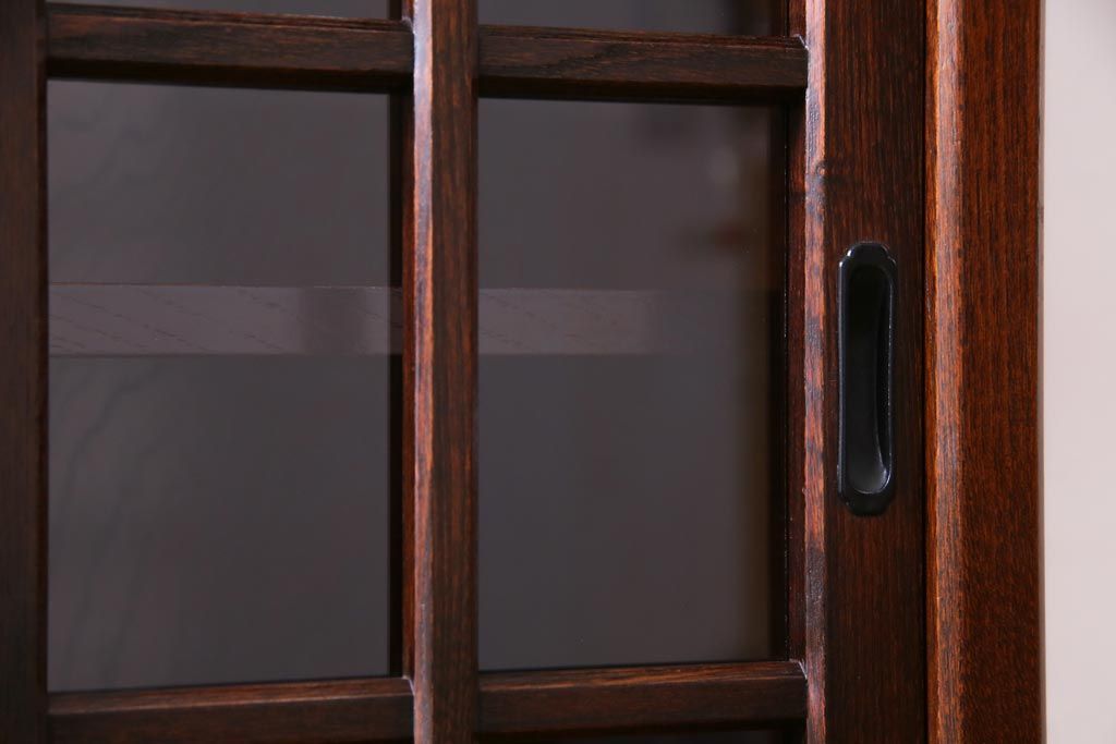 中古　志太民芸家具　モダンなガラス引き戸が魅力的な格子茶たんす(水屋、和箪笥)