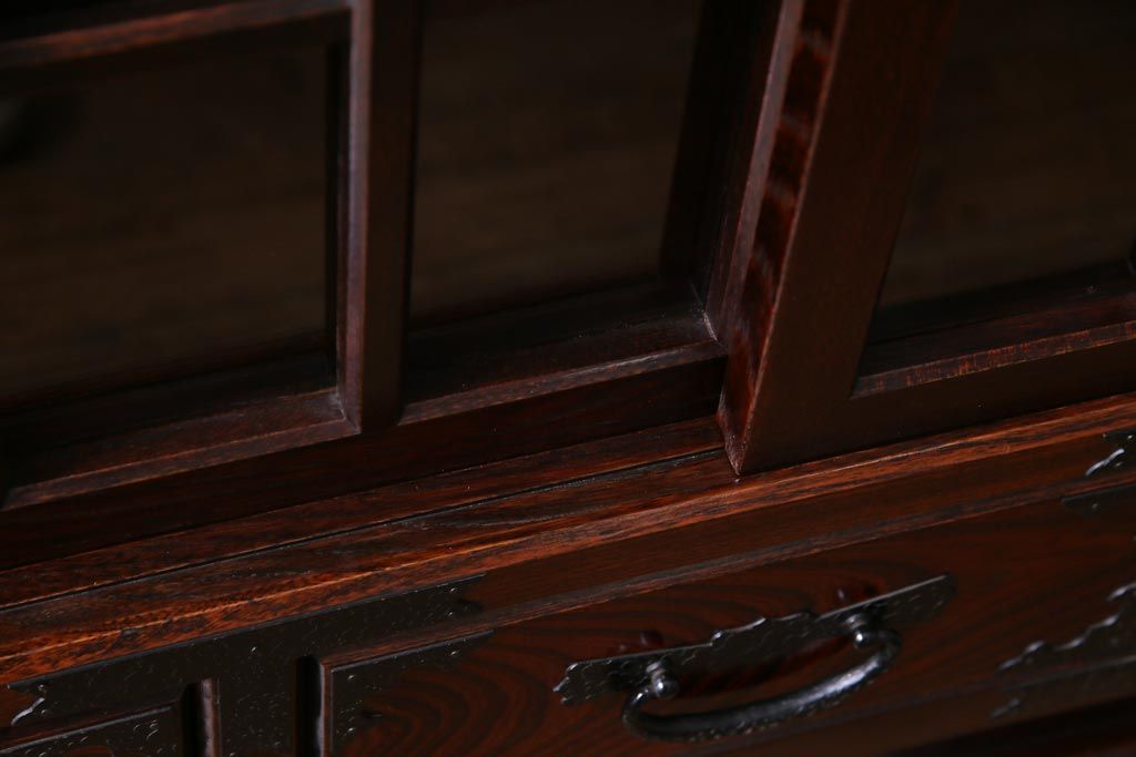 中古　志太民芸家具　モダンなガラス引き戸が魅力的な格子茶たんす(水屋、和箪笥)