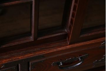 中古　志太民芸家具　モダンなガラス引き戸が魅力的な格子茶たんす(水屋、和箪笥)