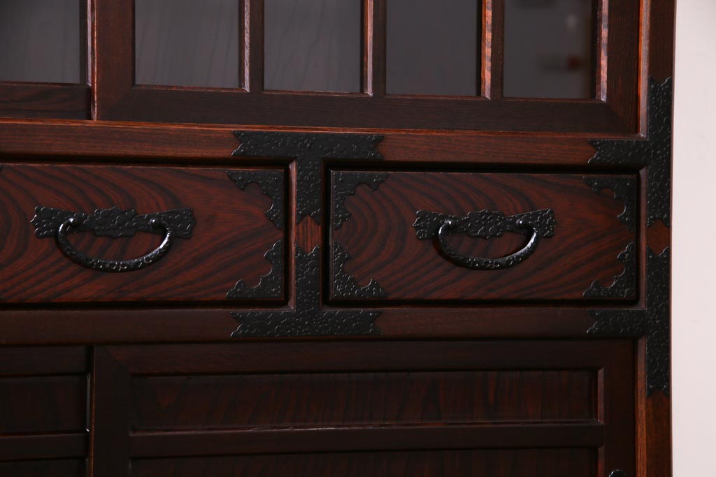 中古　志太民芸家具　モダンなガラス引き戸が魅力的な格子茶たんす(水屋、和箪笥)