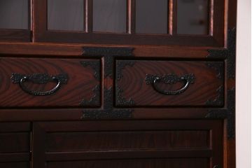 中古　志太民芸家具　モダンなガラス引き戸が魅力的な格子茶たんす(水屋、和箪笥)