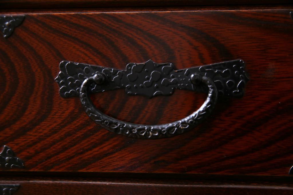 中古　志太民芸家具　モダンなガラス引き戸が魅力的な格子茶たんす(水屋、和箪笥)