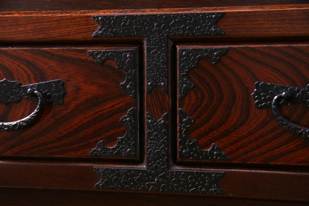 中古　志太民芸家具　モダンなガラス引き戸が魅力的な格子茶たんす(水屋、和箪笥)