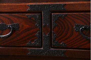 中古　志太民芸家具　モダンなガラス引き戸が魅力的な格子茶たんす(水屋、和箪笥)