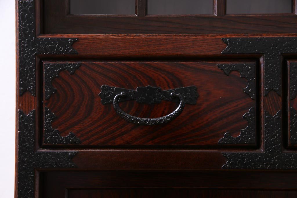 中古　志太民芸家具　モダンなガラス引き戸が魅力的な格子茶たんす(水屋、和箪笥)