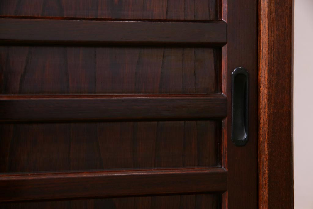 中古　志太民芸家具　モダンなガラス引き戸が魅力的な格子茶たんす(水屋、和箪笥)