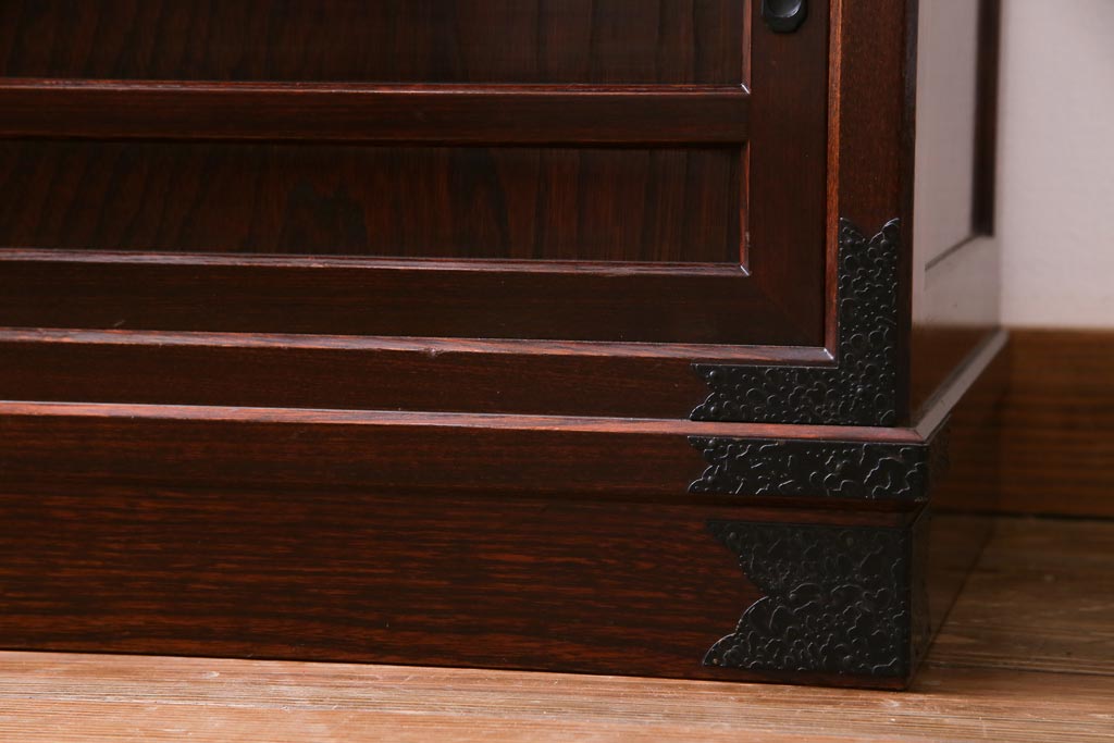 中古　志太民芸家具　モダンなガラス引き戸が魅力的な格子茶たんす(水屋、和箪笥)