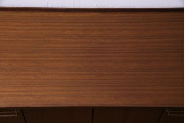 ヴィンテージ家具　北欧ビンテージ　G-plan(ジープラン)　Brass-fitted(ブラス フィッティド)　New Tora(ニュー トーラ)　チーク材　スタイリッシュな雰囲気が魅力的なサイドボード(サイドキャビネット)