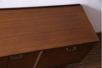 ヴィンテージ家具　北欧ビンテージ　G-plan(ジープラン)　Brass-fitted(ブラス フィッティド)　New Tora(ニュー トーラ)　チーク材　スタイリッシュな雰囲気が魅力的なサイドボード(サイドキャビネット)