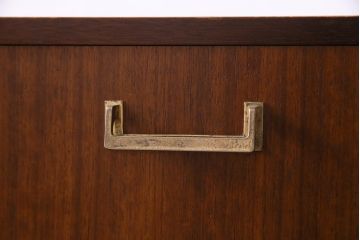 ヴィンテージ家具　北欧ビンテージ　G-plan(ジープラン)　Brass-fitted(ブラス フィッティド)　New Tora(ニュー トーラ)　チーク材　スタイリッシュな雰囲気が魅力的なサイドボード(サイドキャビネット)