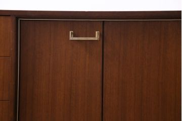 ヴィンテージ家具　北欧ビンテージ　G-plan(ジープラン)　Brass-fitted(ブラス フィッティド)　New Tora(ニュー トーラ)　チーク材　スタイリッシュな雰囲気が魅力的なサイドボード(サイドキャビネット)