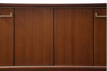 ヴィンテージ家具　北欧ビンテージ　G-plan(ジープラン)　Brass-fitted(ブラス フィッティド)　New Tora(ニュー トーラ)　チーク材　スタイリッシュな雰囲気が魅力的なサイドボード(サイドキャビネット)