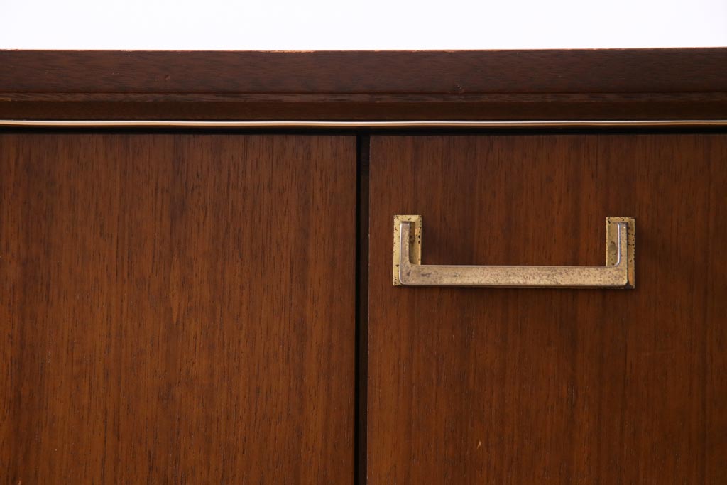 ヴィンテージ家具　北欧ビンテージ　G-plan(ジープラン)　Brass-fitted(ブラス フィッティド)　New Tora(ニュー トーラ)　チーク材　スタイリッシュな雰囲気が魅力的なサイドボード(サイドキャビネット)