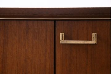 ヴィンテージ家具　北欧ビンテージ　G-plan(ジープラン)　Brass-fitted(ブラス フィッティド)　New Tora(ニュー トーラ)　チーク材　スタイリッシュな雰囲気が魅力的なサイドボード(サイドキャビネット)