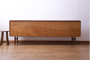ヴィンテージ家具　北欧ビンテージ　G-plan(ジープラン)　Brass-fitted(ブラス フィッティド)　New Tora(ニュー トーラ)　チーク材　スタイリッシュな雰囲気が魅力的なサイドボード(サイドキャビネット)