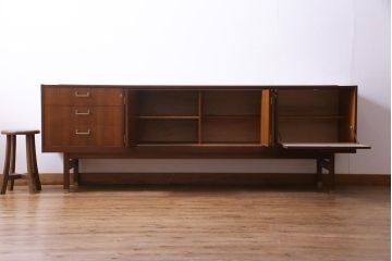 ヴィンテージ家具　北欧ビンテージ　G-plan(ジープラン)　Brass-fitted(ブラス フィッティド)　New Tora(ニュー トーラ)　チーク材　スタイリッシュな雰囲気が魅力的なサイドボード(サイドキャビネット)