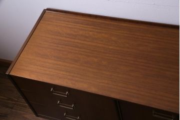 ヴィンテージ家具　北欧ビンテージ　G-plan(ジープラン)　Brass-fitted(ブラス フィッティド)　New Tora(ニュー トーラ)　チーク材　スタイリッシュな雰囲気が魅力的なサイドボード(サイドキャビネット)