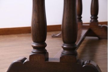 アンティーク家具　イギリス製　オーク無垢材　クラシカルな空間にも合うアンティーク調の6人掛けダイニングテーブル