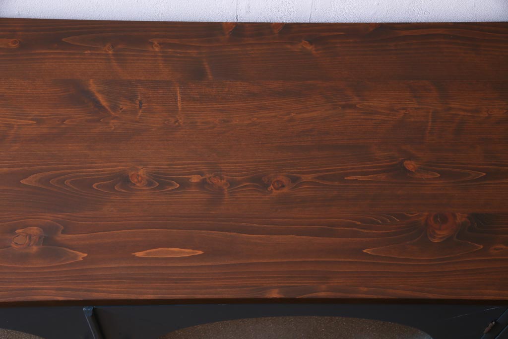 ペイント家具　ダイヤガラス入り　丸窓がおしゃれな鉄脚リビングボード(収納棚、テレビボード)