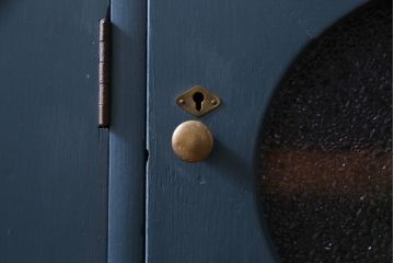 ペイント家具　ダイヤガラス入り　丸窓がおしゃれな鉄脚リビングボード(収納棚、テレビボード)