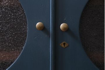 ペイント家具　ダイヤガラス入り　丸窓がおしゃれな鉄脚リビングボード(収納棚、テレビボード)