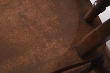 アンティーク家具　イギリスアンティーク　木のぬくもりと品のある佇まいが魅力的なチェア(ダイニングチェア、板座チェア)(1)