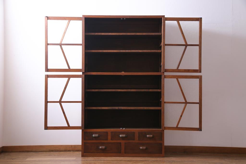 レトロ家具　昭和期　ラワン材　レトロモダンな扉の二段キャビネット(収納棚、食器棚)