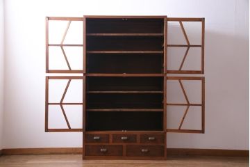 レトロ家具　昭和期　ラワン材　レトロモダンな扉の二段キャビネット(収納棚、食器棚)