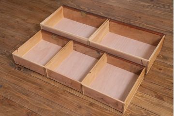 レトロ家具　昭和期　ラワン材　レトロモダンな扉の二段キャビネット(収納棚、食器棚)